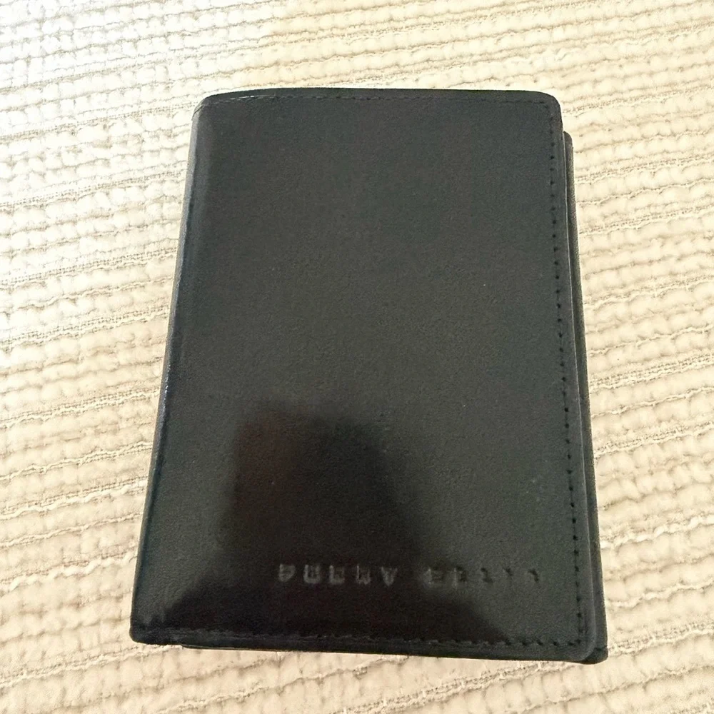 Perry Ellis EUC Black Leather Trifold Wallet 4x3.5